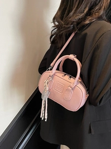 Sac à main bowling rose élégant en cuir synthétique texturé avec pendentif à pompon argenté