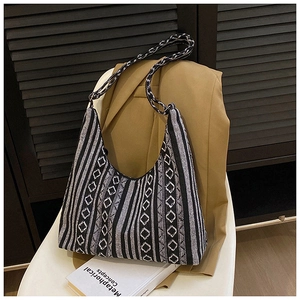 Detalle de los patrones geométricos y la textura tejida del bolso tote boho