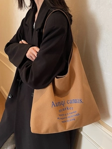 Grand sac cabas en toile marron avec bandoulière et texte imprimé en bleu