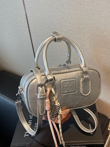 Sac bowling argenté métallisé avec texture en cuir et bandoulière réglable pratique