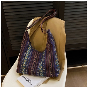Detalle del bolso hobo tejido bohemio con patrones étnicos y correa ajustable de hombro