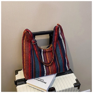 Detalle de bolso tote tejido bohemio con hebilla metálica ajustable en la bandolera
