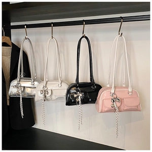 Detalle de bolsos Boston con colgantes plateados en plata, blanco, negro y rosa