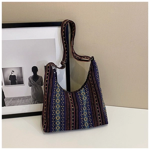 Detalle artístico de un bolso tote bohemio tejido con rombos geométricos de colores