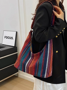 Bolso tote bohemio con rayas de arcoíris, patrones geométricos y diseño de media luna