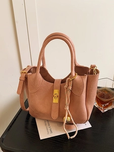Sac Seau Vintage en Cuir PU pour Femmes Niche Haut de Gamme Sac Bandoulière Avec Fermoir et Pendentif Sac Fourre-Tout Élégant