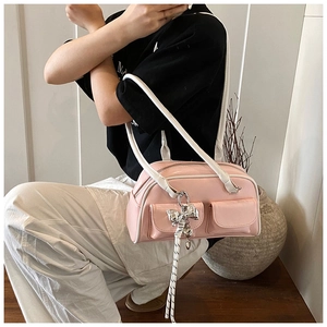 Bolso de hombro rosa de piel sintética con bolsillos dobles y colgante de lazo