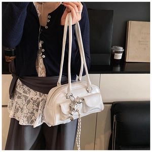 Modelo con bolso Boston blanco de piel sintética con bolsillos dobles y lazo de plata