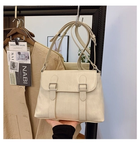 Détails du sac à bandoulière rétro blanc cassé avec boucles argentées et similicuir souple