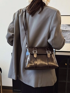 Sac messager rétro marron café en similicuir avec boucles argentées en scène mode
