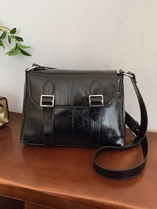 Sac sous le bras noir brillant avec doubles boucles et bandoulière réglable
