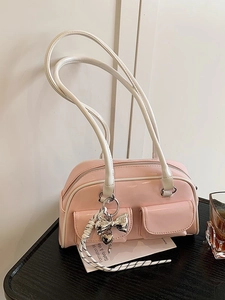 Bolso de Hombro Boston para Mujer en Cuero PU de Alto Brillo Con Doble Bolsillo Frontal Y Colgante de Lazo Plateado Bolso Retro Y2K
