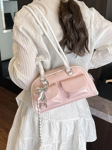 Bolso Boston de charol rosa con bolsillos dobles y ribete blanco, vista lateral