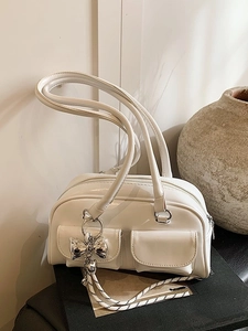 Bolso Boston de charol blanco crema con bolsillos frontales dobles y asas largas