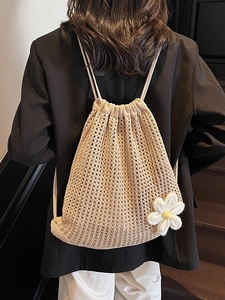 Mochila tejida a mano para mujer con cordón, detalle de margarita y diseño calado