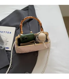 Innenraum der rosa floralen Muscheltasche mit Handy, Geldbörse und kompaktem Schirm