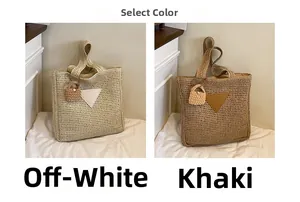 Sacs cabas en paille blanc cassé et kaki avec des empiècements en cuir triangulaires