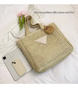 Comparaison de taille du sac cabas tressé beige avec charm cœur à côté d'un iPad