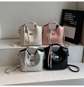 Détail de sacs seaux matelassés en quatre couleurs avec fermoirs métalliques et poignées