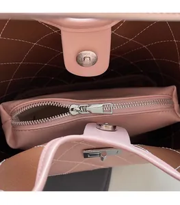 Vue détaillée de l'intérieur avec pochette zippée rose et doublure matelassée brune