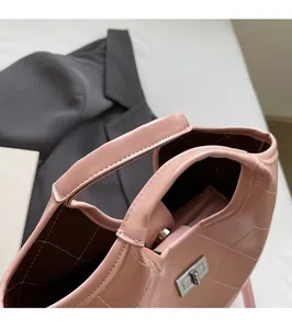 Détail du sac à main matelassé rose montrant la texture, le fermoir argenté et la poche