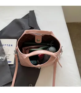 Vue de dessus du sac seau rose matelassé montrant une grande capacité intérieure pour objets