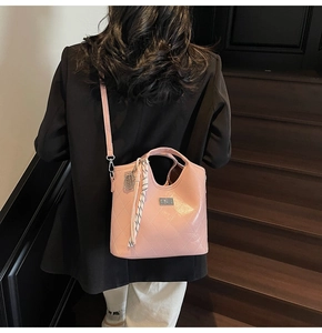 Sac seau rose matelassé avec foulard décoratif et plaque logo en métal sur bandoulière