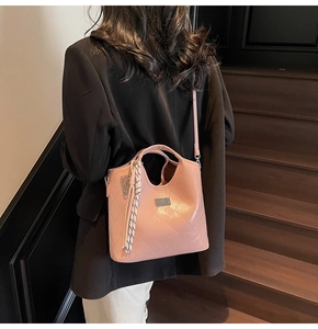 Vue détaillée du sac bandoulière rose matelassé avec texture à losanges et anse