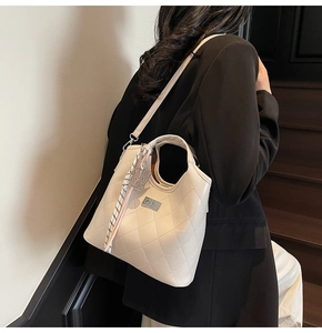 Détail du sac à main matelassé blanc cassé avec foulard en soie et fermoir métallique argent