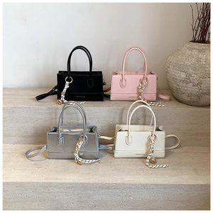 Detailansicht der minimalistischen Umhängetaschen in Schwarz, Rosa, Silber und Creme