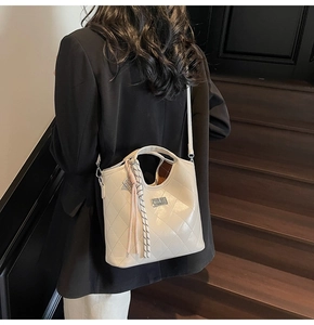 Sac à bandoulière matelassé blanc cassé avec pampille et logo en métal chic