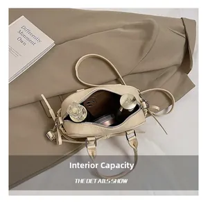 Capacité interne du sac Boston beige avec téléphone, parfum et cosmétiques