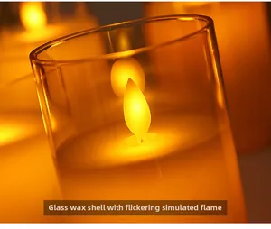 Dettaglio della fiamma LED tremolante nella candela di vetro e paraffina con luce calda