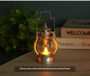 Nahaufnahme der silbernen Retrolaterne mit glatter Paraffinhülle und flackernder LED Flamme