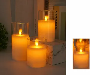 Dettaglio di tre candele LED con fiamma oscillante in contenitori di vetro trasparente