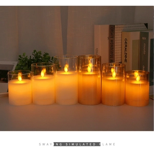 Dettaglio di candele LED in vetro con fiamme oscillanti e calda luce d'ambiente soffusa