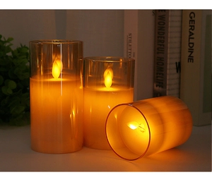 Tre candele LED in vetro ambrato di diverse altezze con calda luce tremolante decorativa