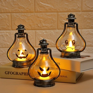 Dettaglio lanterne vintage di Halloween con candele LED calde e stampe di facce di zucca