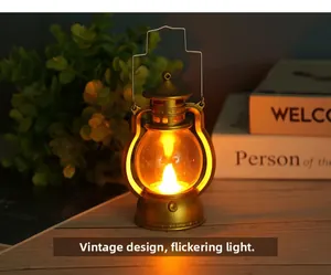 Nahaufnahme der Vintage LED-Laterne mit warmem flackerndem Licht und Goldfinish
