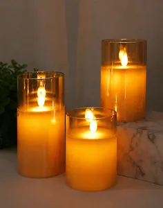 Dettaglio di candele LED in vetro con fiamme oscillanti su base in marmo set di 3