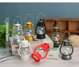 Nahaufnahme von Vintage-LED-Laternen in verschiedenen Farben mit flackerndem Flackereffekt