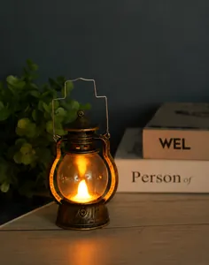Details einer Vintage-Bronze-LED-Laterne mit warmem Kerzenlicht und rustikalem Griff