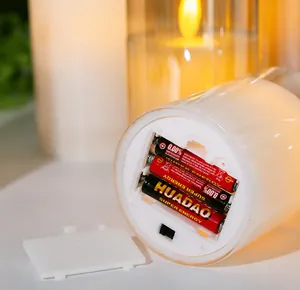 Dettaglio della base della candela LED con vano batteria e interruttore di accensione