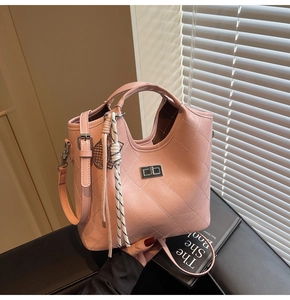 Sac à main matelassé rose avec fermoir rotatif argenté et détail de sangle tissée
