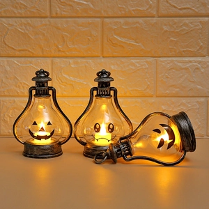 Dettaglio di lanterne di zucca di Halloween retrò con candele LED e pannelli in vetro