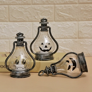 Dettaglio di tre lanterne retrò di Halloween con volti di zucca e candele a LED interne
