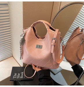 Détail du sac bandoulière matelassé rose avec fermoir rotatif et foulard décoratif