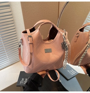 Détail du sac à main matelassé rose avec fermoir argenté et décor de corde tressée
