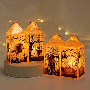 Nahaufnahme von Halloween LED-Laternen mit Motiven von Hexen, Sensenmann und Kürbis