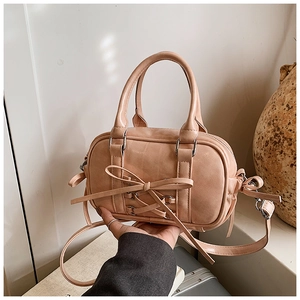 Détails du nœud rose et du laçage sur le sac boston élégant en similicuir
